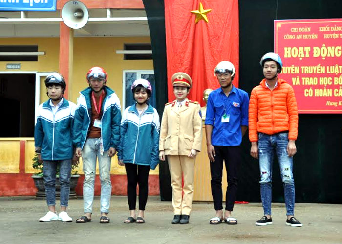 Chi đoàn Công an huyện Trấn Yên tặng mũ bảo hiểm cho các em học sinh.